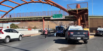 Policías municipales evitan intento de suicidio en puente peatonal