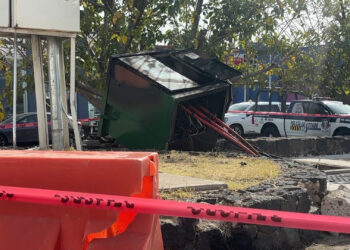 Conductor provoca incendio al chocar su van contra un transformador