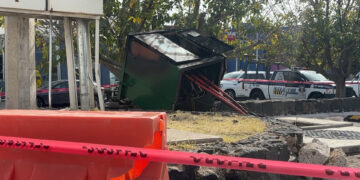 Conductor provoca incendio al chocar su van contra un transformador