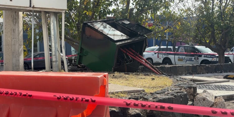 Conductor provoca incendio al chocar su van contra un transformador