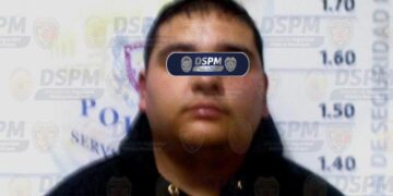 Policías municipales detienen a joven en posesión de aparente cocaína