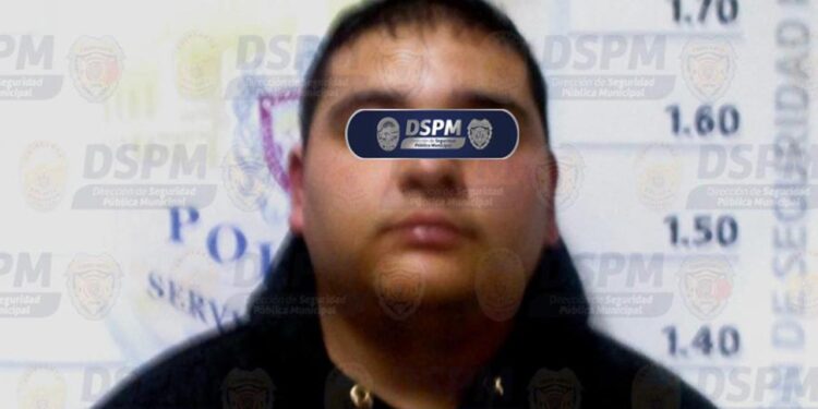 Policías municipales detienen a joven en posesión de aparente cocaína