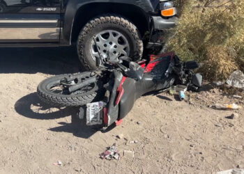 Conductor choca su pickup contra el tren por usar el celular