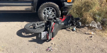 Conductor choca su pickup contra el tren por usar el celular