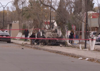 Persecución termina en volcadura y aseguramiento de armas en Aldama