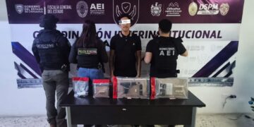 Catean domicilio en la colonia Cerro Coronel: aseguran a joven armado y presunta droga