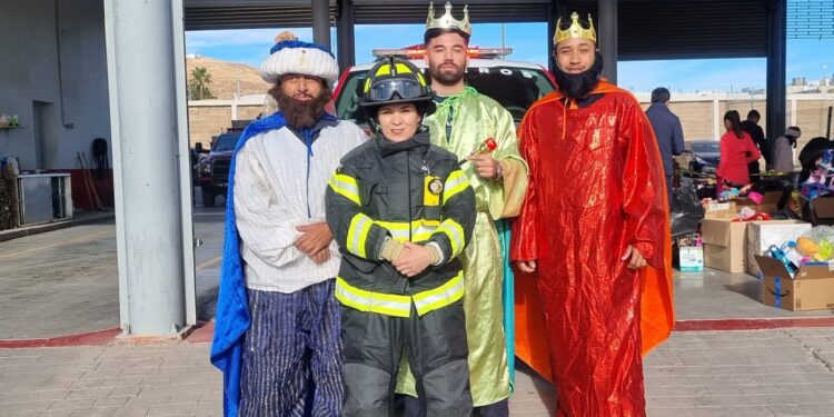 Bomberos entregan más de 2 mil juguetes en Chihuahua