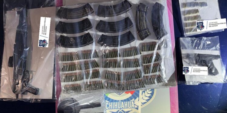 Termina persecución en choque: un detenido lesionado y dos armas aseguradas