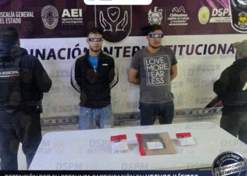 Detienen a dos jóvenes con droga y una pistola de utilería en la Avenida Teófilo Borunda