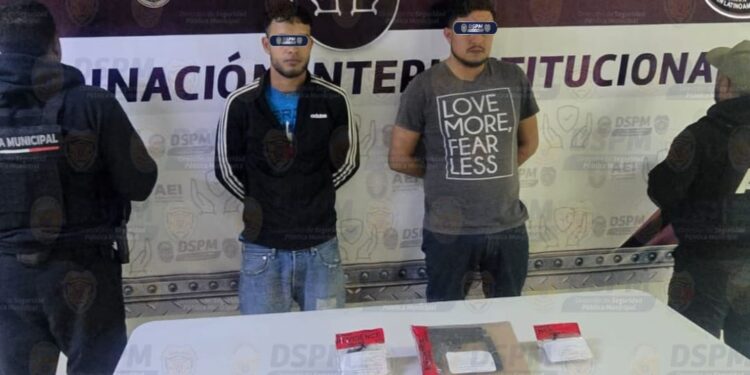 Detienen a dos jóvenes con droga y una pistola de utilería en la Avenida Teófilo Borunda