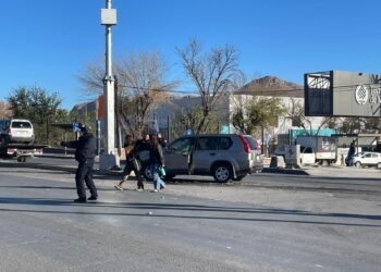 Choque múltiple y volcadura frente al Tec de Monterrey