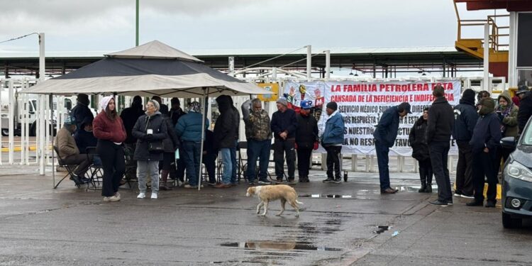 Protestan trabajadores y jubilados de Pemex