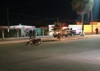 Muere motociclista tras omitir alto e impactar camioneta en Lázaro Cárdenas