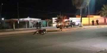 Muere motociclista tras omitir alto e impactar camioneta en Lázaro Cárdenas