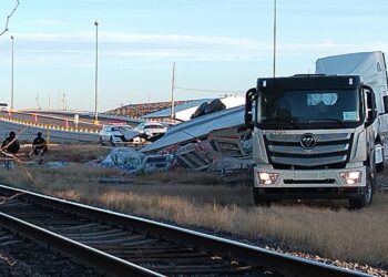 Vuelca tráiler de comida para mascotas en la carretera 45; chofer quedó prensado