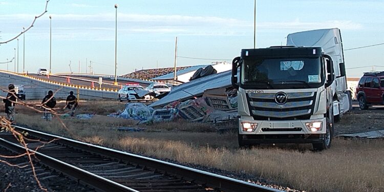 Vuelca tráiler de comida para mascotas en la carretera 45; chofer quedó prensado