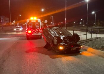 Joven sufre aparatosa volcadura en Circuito Universitario
