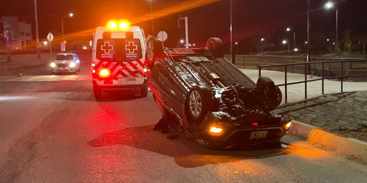 Joven sufre aparatosa volcadura en Circuito Universitario