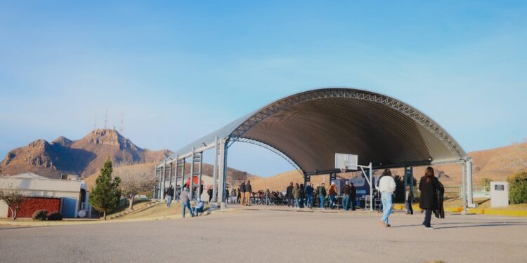 Entrega alcalde Marco Bonilla domo en UTCH Sur gracias al Presupuesto Participativo