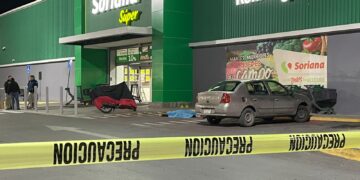 Asesinan a balazos a un hombre en estacionamiento de supermercado de Romanzza