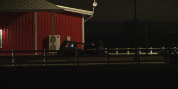 Se incendia auto tras chocar contra muro en carretera a Naica