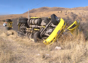 Vuelca tráiler con algodón en las Curvas del Perico