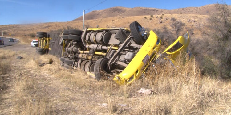 Vuelca tráiler con algodón en las Curvas del Perico