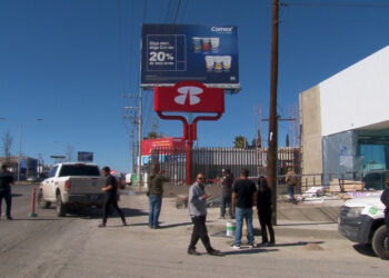 Muere trabajador aplastado por barandal