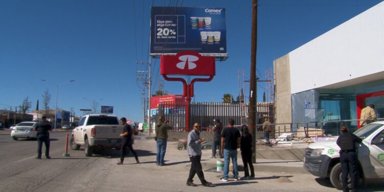 Muere trabajador aplastado por barandal