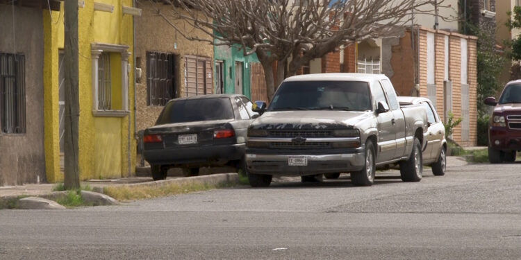 Vecinos de la colonia Dale exigen acción por autos estacionados en banquetas