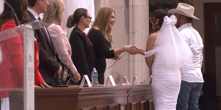 Más de 140 parejas celebran matrimonios colectivos en Chihuahua