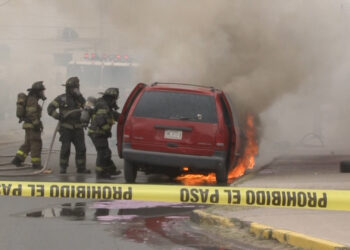 Fuego consumió camioneta en Quintas Carolinas