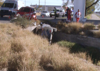 Conductor cae a canal en Delicias