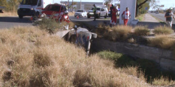 Conductor cae a canal en Delicias