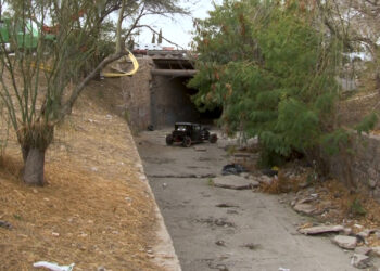Vehículo clásico cae a canal tras perder el control en la colonia Industrial