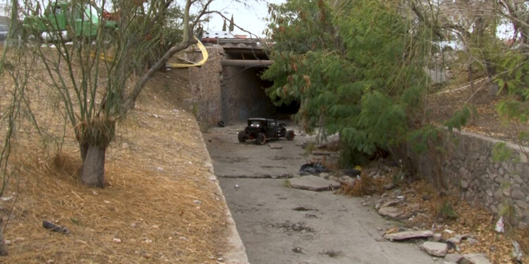 Vehículo clásico cae a canal tras perder el control en la colonia Industrial