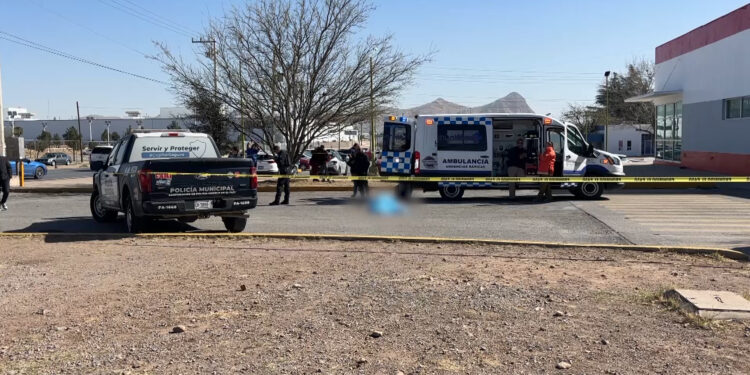 Hombre fallece por infarto frente a estación de bomberos