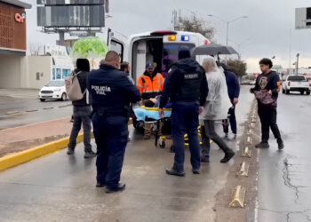 Motociclista resulta lesionado tras derrapar por pavimento mojado