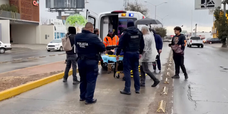 Motociclista resulta lesionado tras derrapar por pavimento mojado