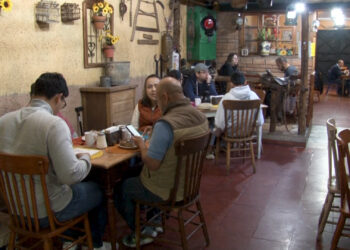Parejas y familias celebran el Día del Amor y la Amistad