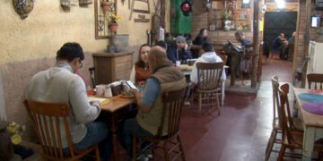 Parejas y familias celebran el Día del Amor y la Amistad