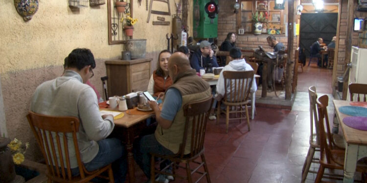 Parejas y familias celebran el Día del Amor y la Amistad