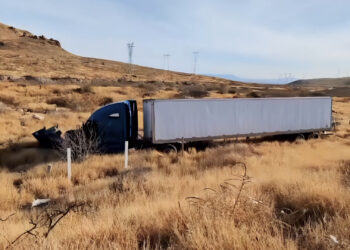 Tráiler cae en un desnivel después de que el conductor se quedara dormido