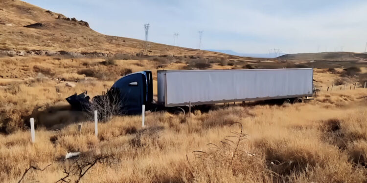 Tráiler cae en un desnivel después de que el conductor se quedara dormido