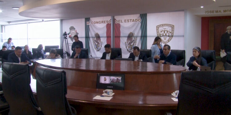 Discusión entre diputados del PRI y Morena en el Congreso