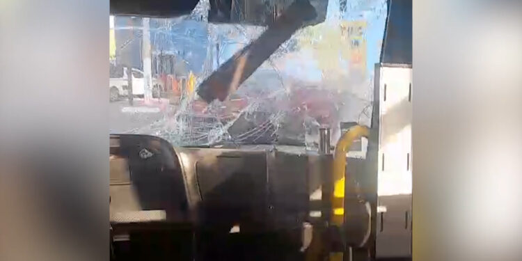 Pasajeros reportan mal estado de camión urbano