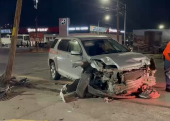 Joven sale ileso tras impactar contra un poste