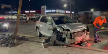 Joven sale ileso tras impactar contra un poste