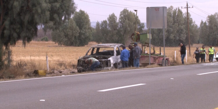 Camioneta derriba poste de telefonía en el cruce de Independencia y Deza y Ulloa