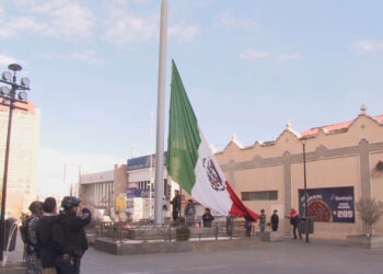 Realizan izamiento de bandera en la Plaza de Armas